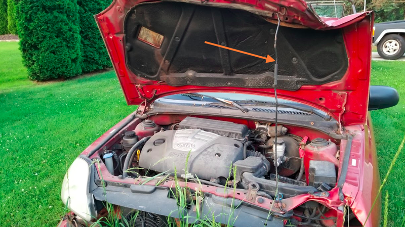 Illustration for article titled Why The Datsun 510's Hood Prop Rod Was Perfect